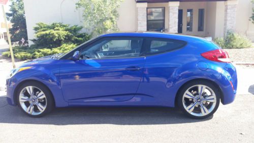 Beautiful 2012 hyundai veloster hatchback 3-door 1.6l with all the options!!