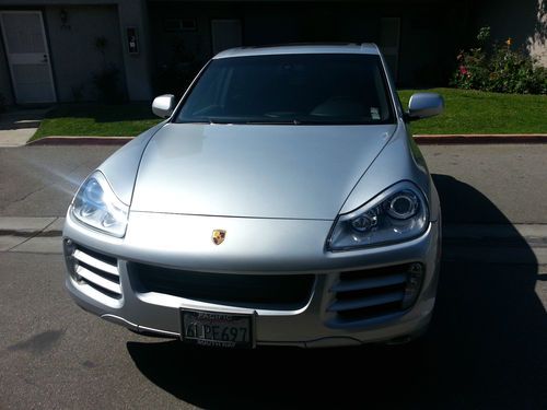 2010 porsche cayenne tiptronic v6 model 30k miles only, runs like new.