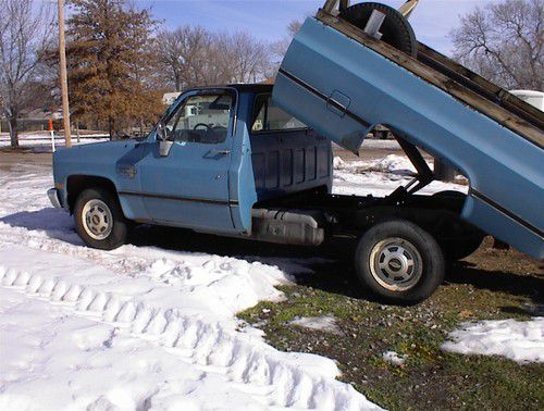 Chevy 1985  1/2 ton pick up with hyd dump box