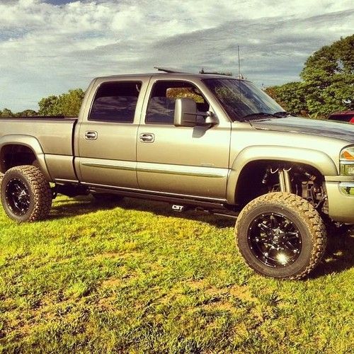 Lifted duramax diesel lbz motor