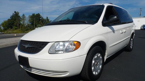 Clean in and out! ready to drive anywhere! check out this extra-clean chrysler!!