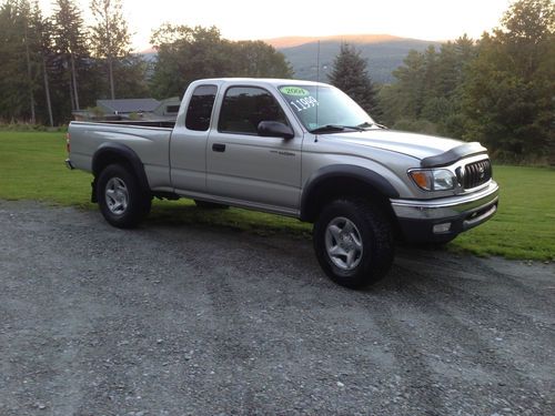 2004 toyota tacoma  extended cab 4x4  v6    nice