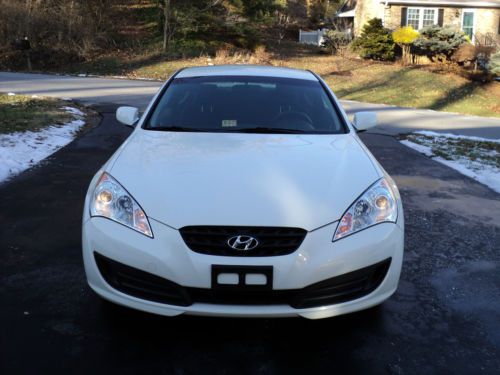 2011 hyundai genesis coupe--turbo--many extras--hard-to-find white w/ 6-speed!