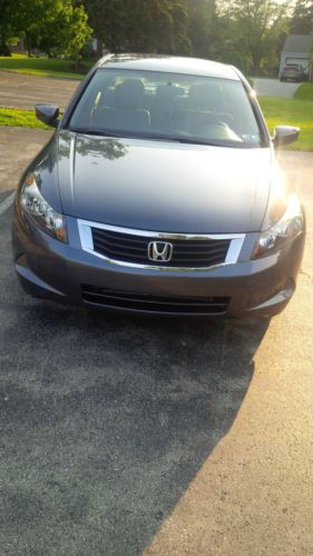 2010 honda accord green, sedan, 2nd owner, and leather seat.