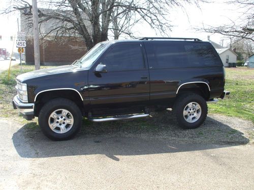 1999 chevrolet tahoe lt sport utility 2-door 5.7l 3in. body lift extra sharp