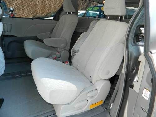 2011 toyota sienna le mini passenger van 5-door 3.5l