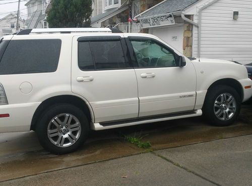 2007 mercury mountaineer. still as the new car smell..