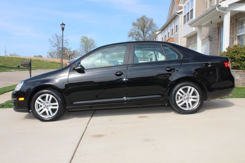 Sell used 2009 VW JETTA 2.5 5 SPEED MANUAL 11700 MILES ONE OWNER BLACK