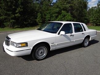 Lincoln : 1997 town car signature series sedan low miles  clean carfax no rust