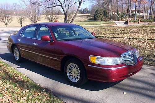 1999 lincoln towncar signature series - low miles - 2 owner great condition!