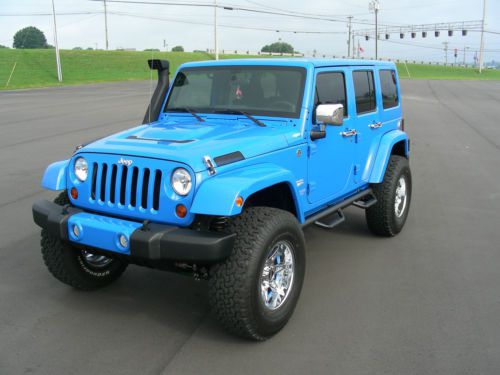 2011 jeep unlimited + many extras !!