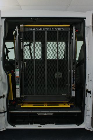 Sell used 07 GMC Handicap Accessible Wheelchair Van Braun ...