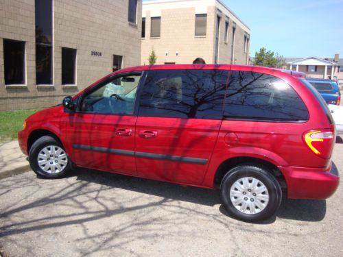 2006 chrysler town &amp; country swb mini van clean low miles, 39k