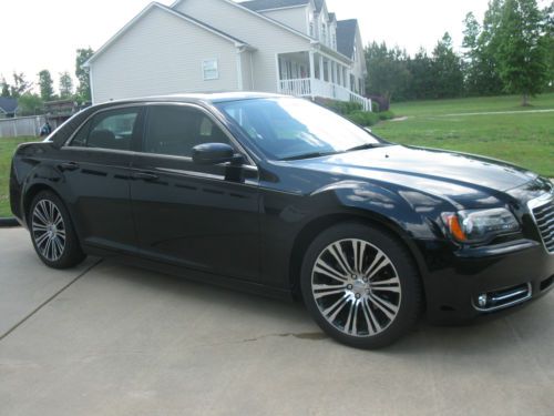 2012 Chrysler 300S Loaded Low Miles Beautiful, image 2