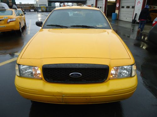 2011 ford crown victoria nyc yellow cab sedan 4-door 4.6l no reserve collectible