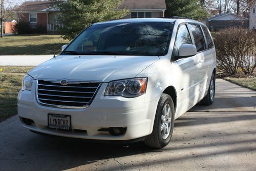 2008 chrysler town &amp; country touring -dual dvd remote start heated leather seats