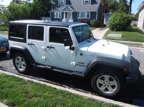 2012 jeep wrangler unlimited sport 4 x 4 mint condition