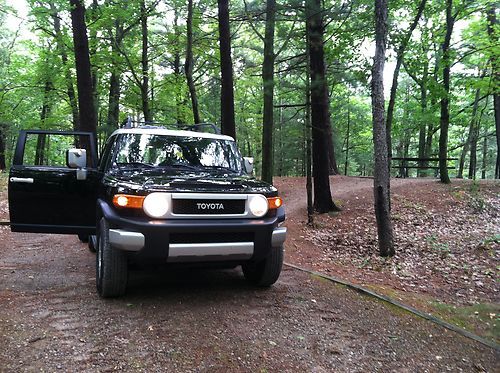 2010 toyota fj cruiser - warranty to 125,000 miles! super clean, service records