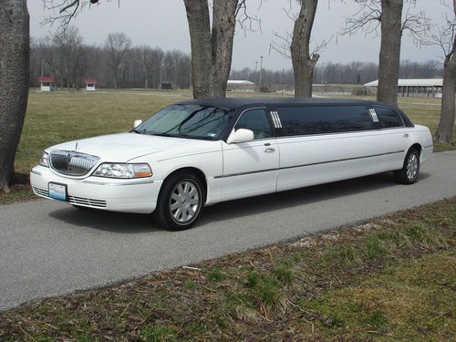 2004 lincoln town car executive limousine 4-door 4.6l  no reserve!!