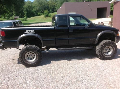 chevy 2000 zr2  pickup truck s10  black extended cab good condition 4 x4 lifted, image 1