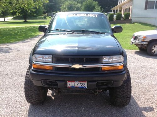 chevy 2000 zr2  pickup truck s10  black extended cab good condition 4 x4 lifted, image 2