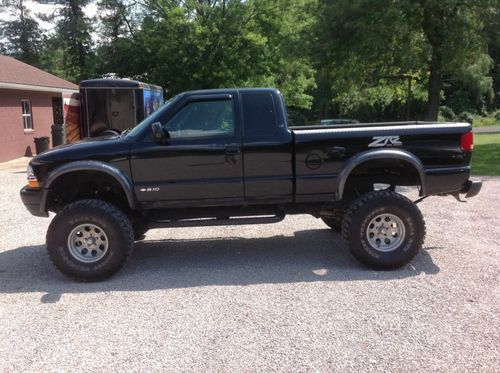 chevy 2000 zr2  pickup truck s10  black extended cab good condition 4 x4 lifted, image 3