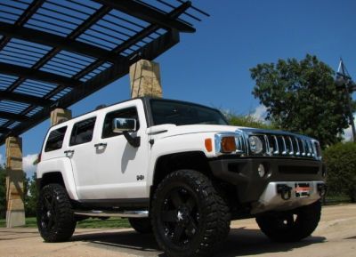 Hummer h3 alpha - fantastic condition, nice add ons: wheels/aux cord/sub woofer