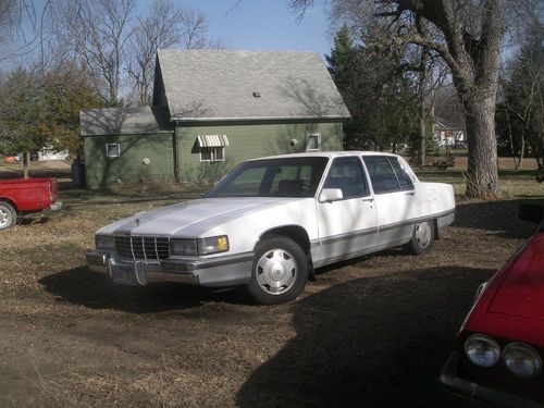 1991 cadillac fleetwood classic! in good condition! runs great!