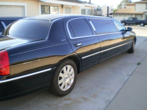 Nice 2004 lincoln towncar stretch in excellent driving condition