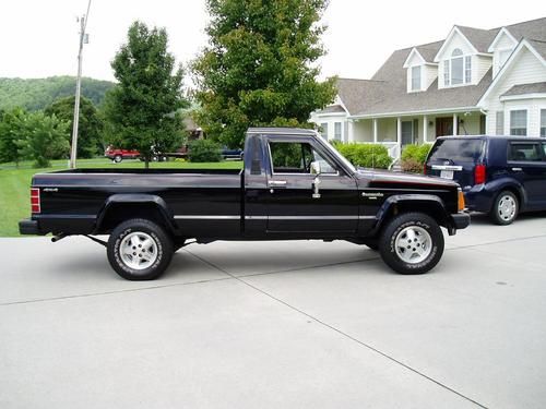 1987 jeep comanche laredo.. 4x4 . 4.0 .. 5 speed .. a/c .. no reserve ..