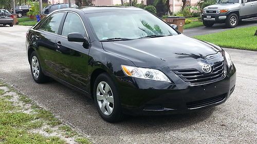 Toyota camry le 2009 black/gray low mileage