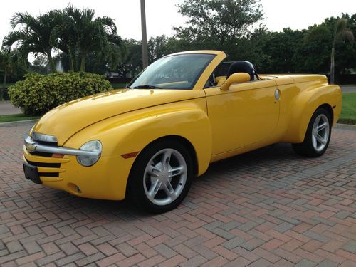 2004 chevrolet ssr convertible truck very clean in and out low miles