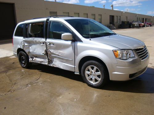 2009,chrysler,town,country,&amp;,wreck,damaged,repairable,rebuildable,salvage,title