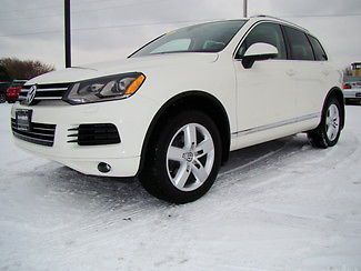 2011 white vw touareg lux awd,nav,moon roof,tow pak,tdi diesel! local trade!!