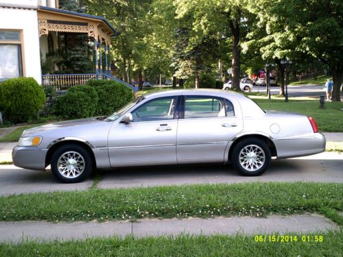 2001 lincoln town car signature sedan 4-door 4.6l