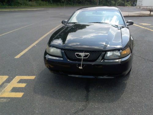 1999 ford mustang--runs great and very clean