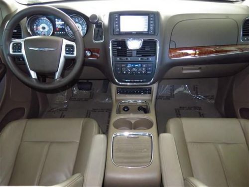 2011 chrysler town & country limited