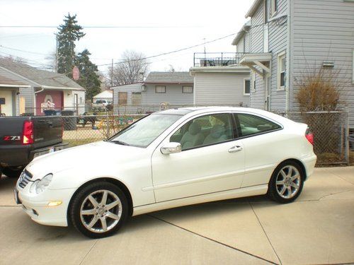 White exterior, gray cloth interior, low miles 87,869