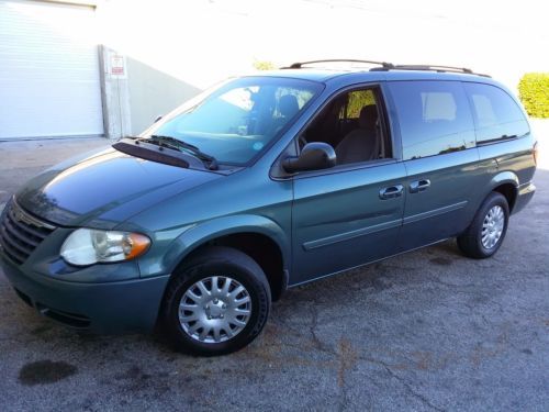 2006 chrysler  town &amp; country lx clean title. great conditions.