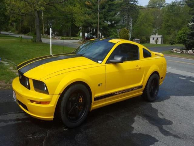 Ford: mustang deluxe