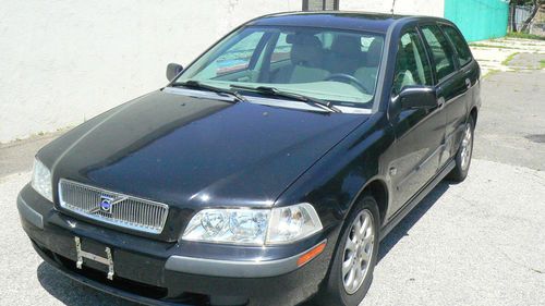 Great 2002 volvo v40 base wagon 4-door 1.9l black