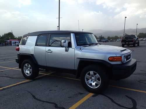 2007 toyota fj cruiser- 4wd, silver, loaded up