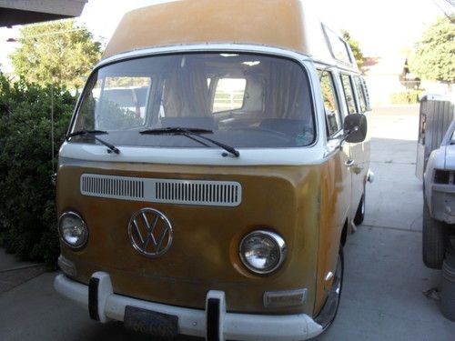 Vw bus 1971 custom delux safari camper high top.