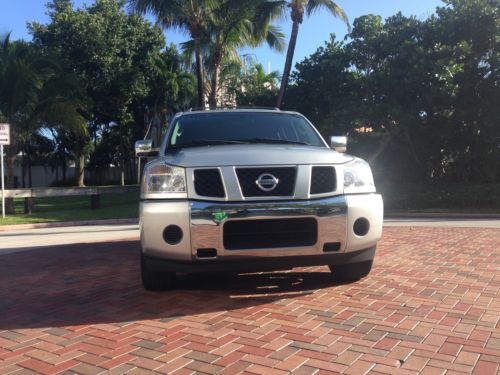 2004 nissan armada se,florida suv,1 owner,tv,dvd,no rust,8 passanger,extra clean