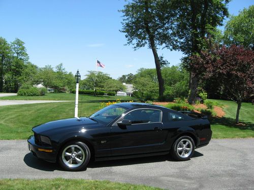 Mustang gt premium : impeccable - only 3,500 miles ! black over black &amp; 5 speed