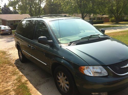 Chrysler town&amp;country  lxi,,,clean carfax