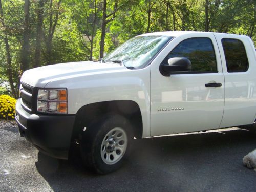 One owner 2010 chevy silverado,6spd.auto tow package, ext.cab.privacy. glass,