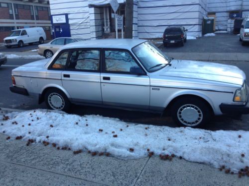 1993 volvo 240 base sedan 4-door 2.3l