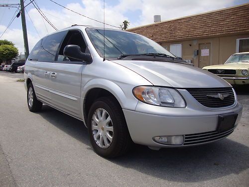 2001 chrysler lxi.  duel a/c  automatic doors. very clean inside as well as out