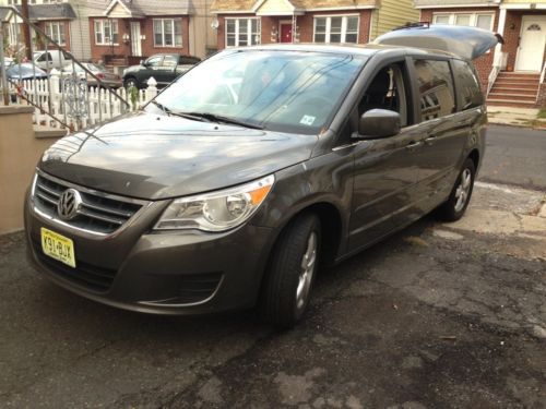 2010 volkswagen routan 106,000 miles dvd,2 tv ,navigation touch,leather,awd,clea